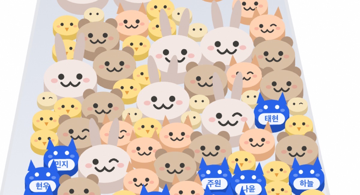 판 위 접사. 곰·토끼·병아리·콩이 섞여 쌓여 있고 귀는 위로만 나와 있다. 몇몇은 한쪽 눈을 감고 있으며, 파란 고양이들만 이름표를 달고 있다
